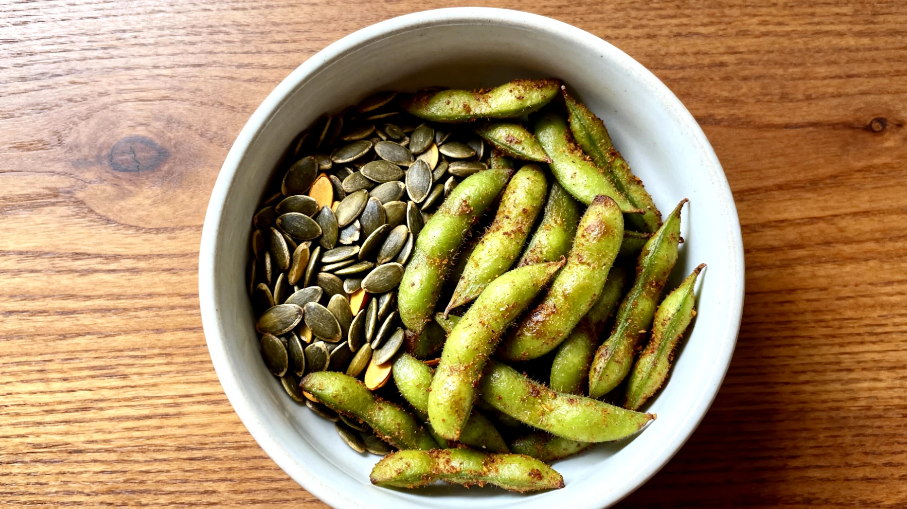 Edamame tostati con semi di zucca"