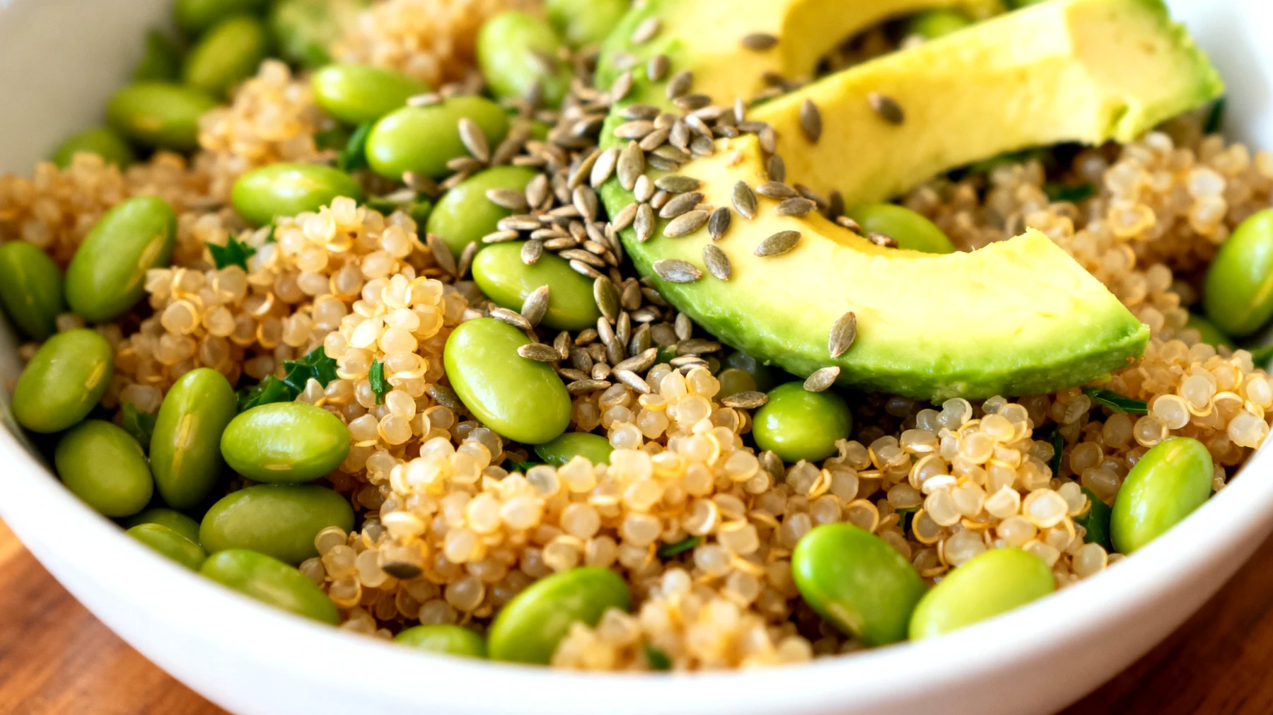 Insalata di quinoa con edamame, avocado e semi di canapa"