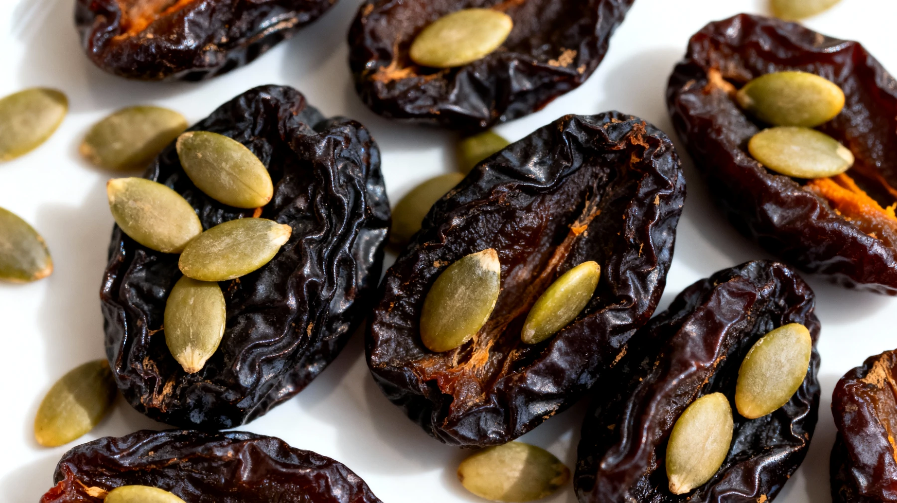 Prugne secche denocciolate con semi di zucca"