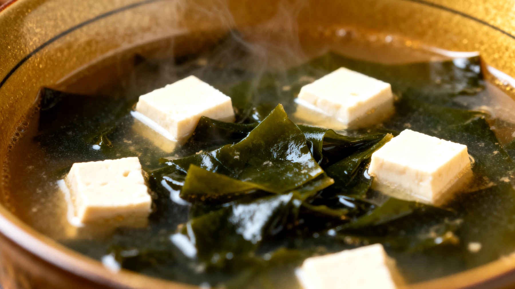 Zuppa di miso con alghe wakame e tofu"