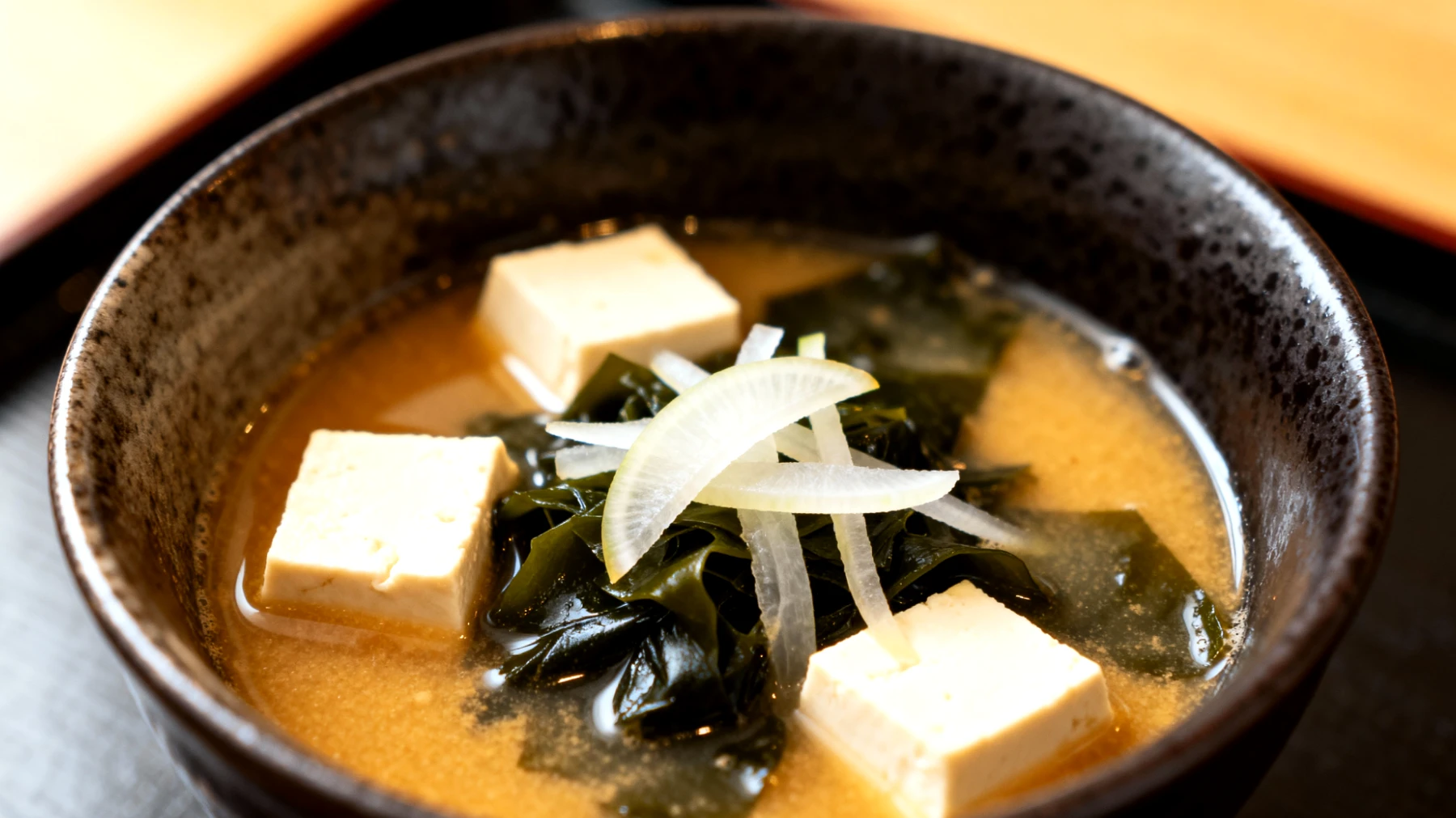 Zuppa di miso con alghe wakame, tofu e daikon"