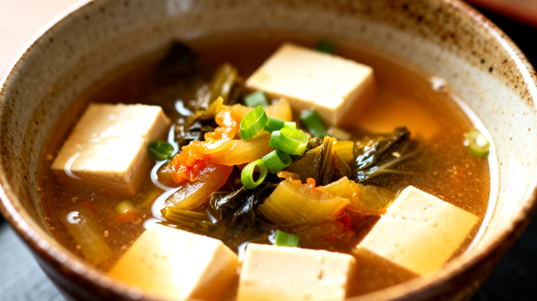 Zuppa di miso con verdure fermentate e tofu"
