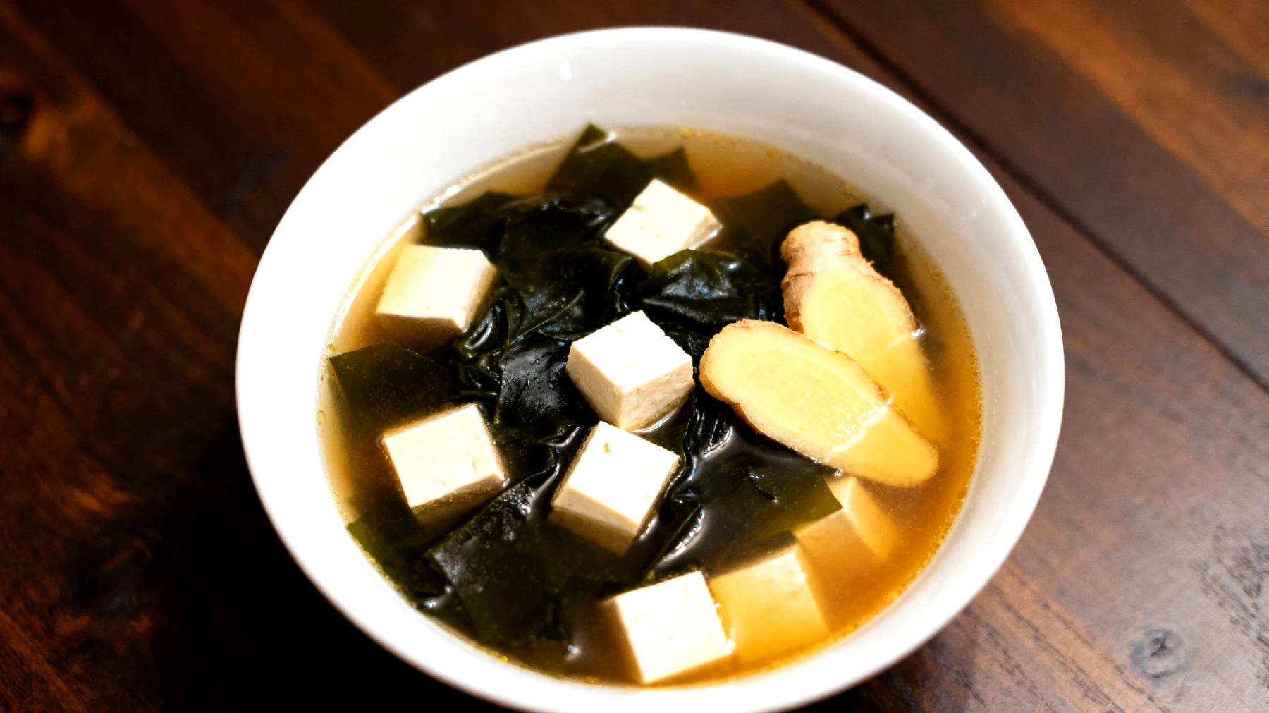 Zuppa di miso con wakame, tofu e zenzero"